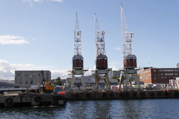 Grues d'une zone industrielle portuaire à Oslo, Norvège