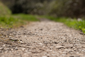 Makro Feldweg mit Steinen und Unschärfe Bokeh