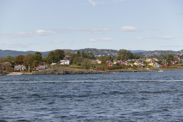 Fototapeta na wymiar Maisons sur une île du fjord de Oslo, Norvège