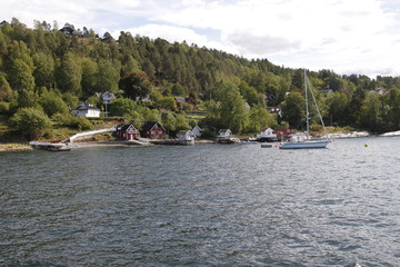 Fototapeta na wymiar Maisons sur une île du fjord de Oslo, Norvège