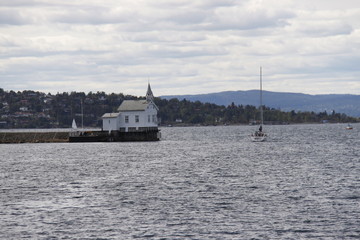 Fototapeta premium Chapelle au bord du fjord à Oslo, Norvège 