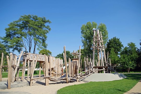 Spielplatz mit Holzger&auml;ten
