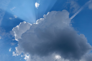 Nuage avec rayon de soleil