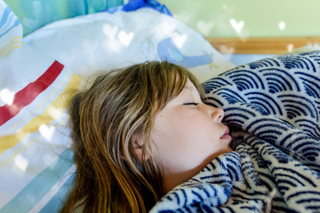 belle enfant dormant dans son lit