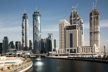 Obraz premium Dubaj, Zjednoczone Emiraty Arabskie - luty 2018: Wieżowce w centrum Dubaju widziana z kanału wodnego w Dubaju.