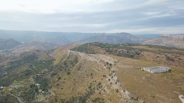 Vecchia fabbrica abbandonata in cima a una montagna. Vista aerea