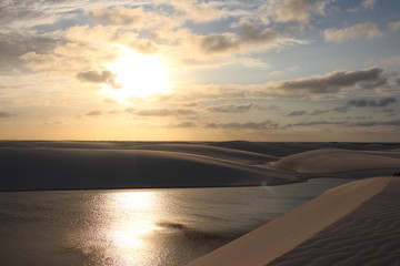 Fototapeta na wymiar coucher de soleil sur les dunes