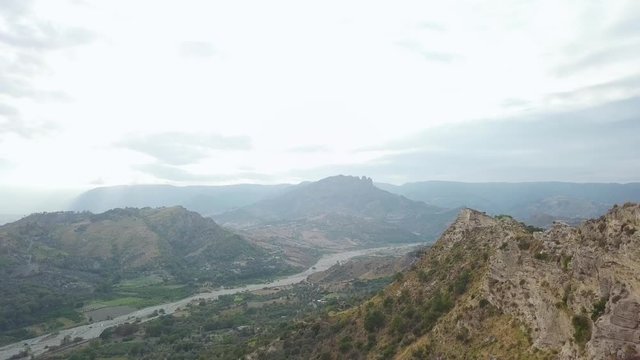 Precipizio di una collina vista aerea