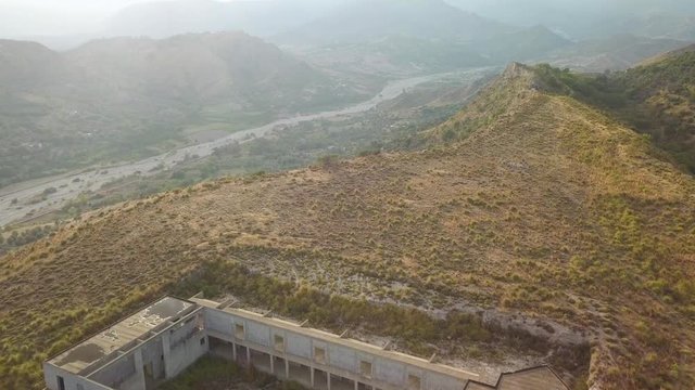 Vecchia fabbrica abbandonata in cima a una montagna. Vista aerea
