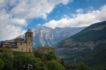 Naklejka premium Torla Ordesa, church with the mountains at bottom, Pyrinees Spain