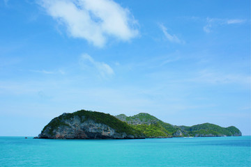 Fototapeta premium Beautiful landscape of tropical island with blue sea and mountain beach in Thailand.Koh-Samui at Surat Thani Province, Thailand