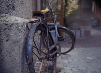 Fototapeta na wymiar Old bicycle parked on the street