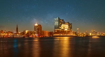 Hamburger Hafenpanorama mit Elbphilharmonie © lassedesignen