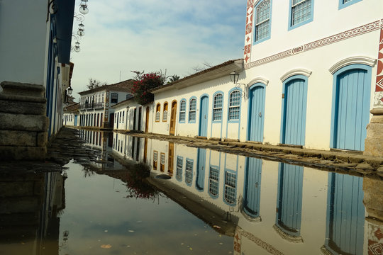 Streets of a city during the flood of the tide - Ruas de uma cidade  durante a cheia da mar&eacute; (Paraty - Rio de Janeiro)