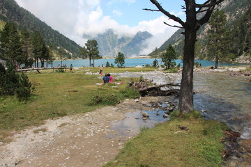Lac de Gaube paysage de montagne dans la vallée