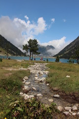 randonnée lac de Gaube, temps ensoleillé, montagne et rivière, mode portrait