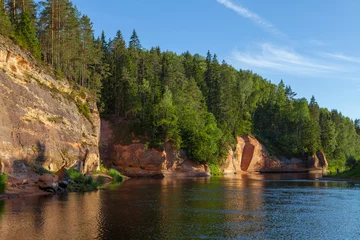 Foto auf Acrylglas Peaceful landscape with Gauja river and red sandstone (Erglu klint) steep rocks in Gauja National Park in Valmiera area © yegorov_nick