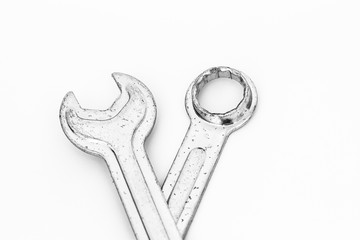 Schraubenschlüssel gekreuzt freigestellt