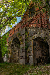 Obraz premium The defense walls, old houses and cobbled streets of Suomenlinna - 3