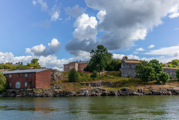 Fototapeta na wymiar The defense walls, old houses and cobbled streets of Suomenlinna - 6