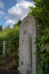 Betende Madonna vor einem Portal  © Blende8