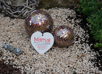 Zwei Glaskugeln und ein Herz mit Spruch  © Blende8