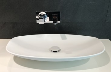 lavabo y grifería de baño