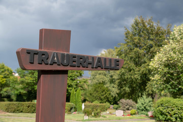 Hinweisschild zur Trauerhalle © Blende8