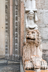 Detail des Stufenportals und einer Löwenskulptur beim Dom in Ferrara, Italien
