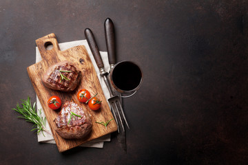 Grilled fillet steak with wine