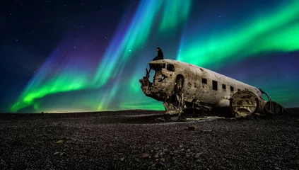 Fototapeten Northern lights over plane wreckage in Iceland © Dentus