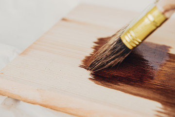 Applying protective varnish on a wooden surface dyi