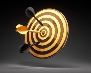 Goldene Zielscheibe mit Pfeilen