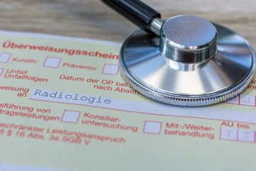 Facharztbesuch beim Radiologen mit Überweisungsschein