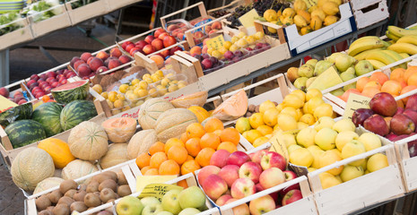 Obststand vor Geschäft