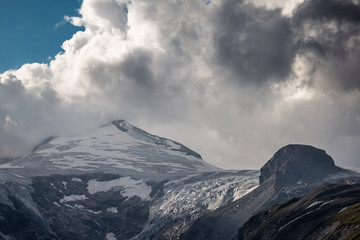 Fototapeta na wymiar Glacier in the valley below Grossglockner and Johannisberg mountain