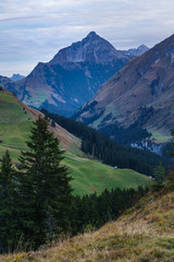 Obraz premium Herstfarben colorieren die Landschaft bei Oberlech in Österreich