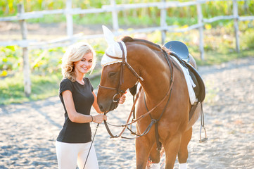 Obraz premium beautiful blonde girl walks with horse