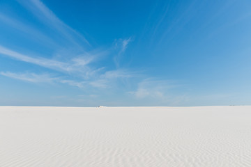 Skyline between sky and sand in desert