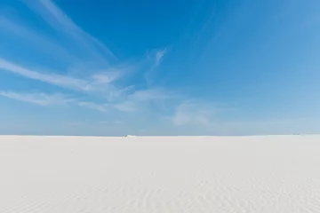 Zelfklevend Fotobehang Skyline between sky and sand in desert © o_lypa