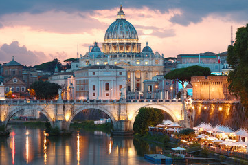 Fototapeta premium Nocny widok na Ponte Sant'Angelo i Vaticano w Rzymie, Włochy