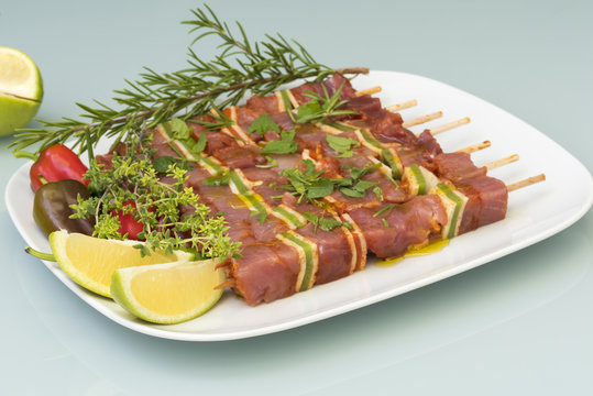 Brochetas de cerdo elaboradas y preparadas para asar