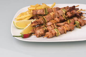 Brochetas de cerdo con patatas fritas