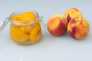 Bote de cristal con melocotones en conserva