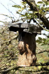 Nistkasten nach Art der Natur