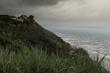 Fiorenzuola di Focara veduta sul mare adriatico