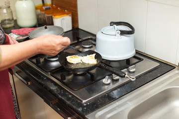 fry an egg on a gas stove