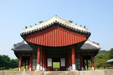 Obraz premium The Uireung Royal Tombs in the heart of downtown Seoul.
