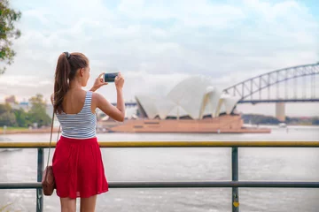 Papier Peint photo Sydney Femme touristique de voyage de Sydney prenant une photo de téléphone de l& 39 Opéra en vacances en Australie. Fille asiatique utilisant un téléphone portable pour des photos pendant les vacances.