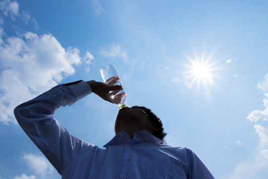 水分補給　ペットボトル　熱中症対策　人物